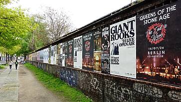 Werbemedium Flächenplakatierung in der Revaler Straße in Berlin. Ideales Werbemedium für Konzerte und Events.